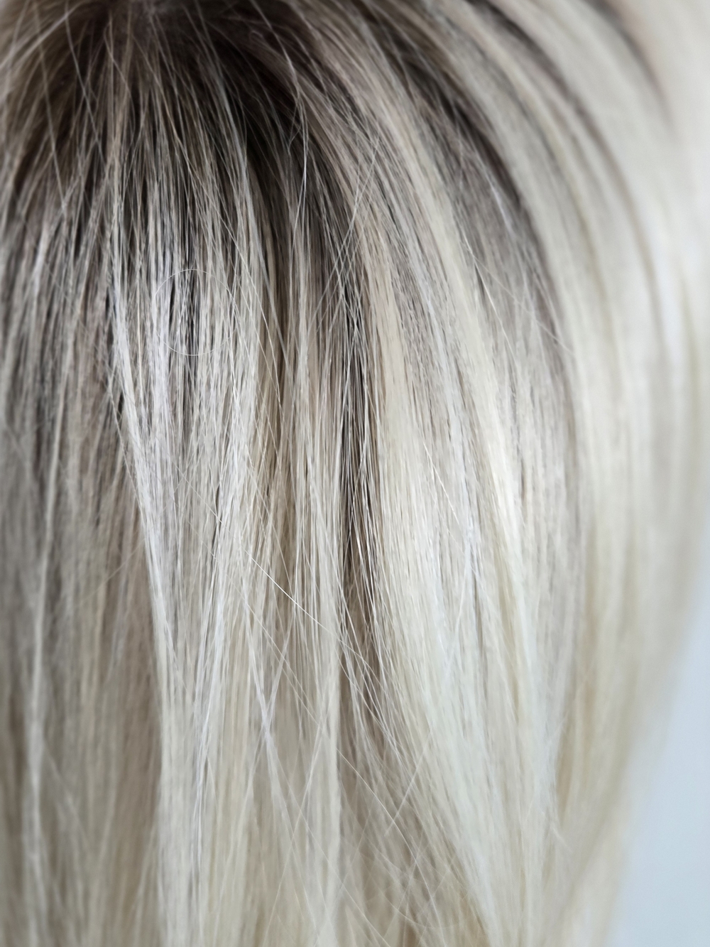 Wig in Platinum Blonde - Picture 7 of 12